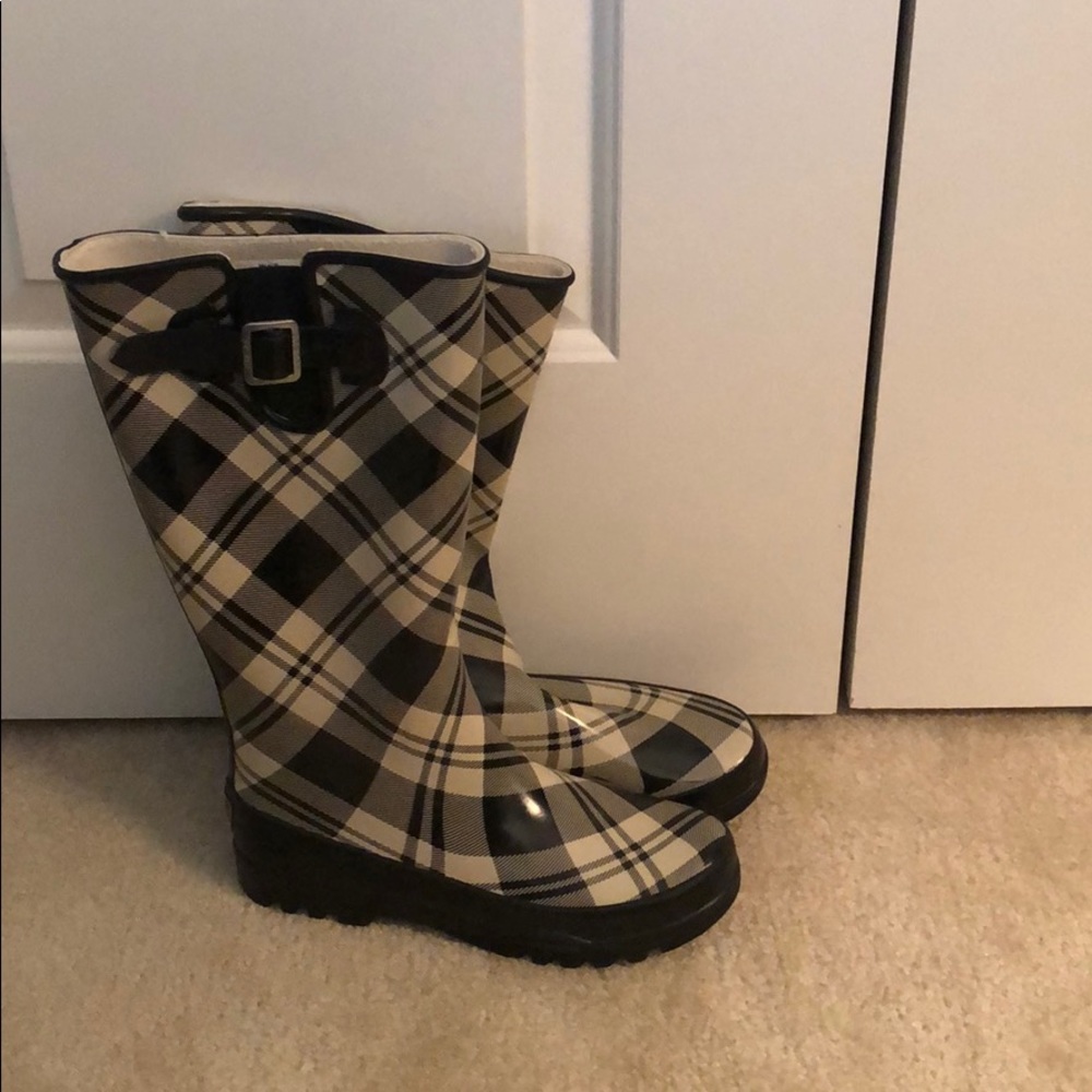 SPERRY plaid rain boots!